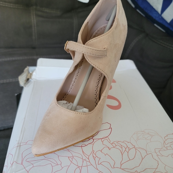 Ladies Heels with strap - Picture 1 of 6